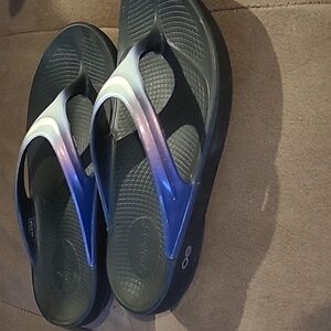 Oofos flip flops